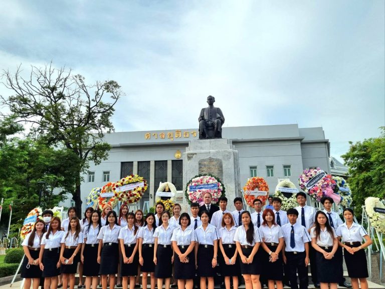 Read more about the article อาจารย์ภิญโญ คูวัฒนาเสนีย์ ประธานหลักสูตรนิติศาสตรบัณฑิต นำนักศึกษาหลักสูตรนิติศาสตรบัณฑิต โรงเรียนกฎหมายและการเมือง เข้าร่วมวางพวงมาลา เนื่องในวันรพี ณ สำนักงานศาลยุติธรรม สนามหลวง วันที่ 7 สิงหาคม 2568