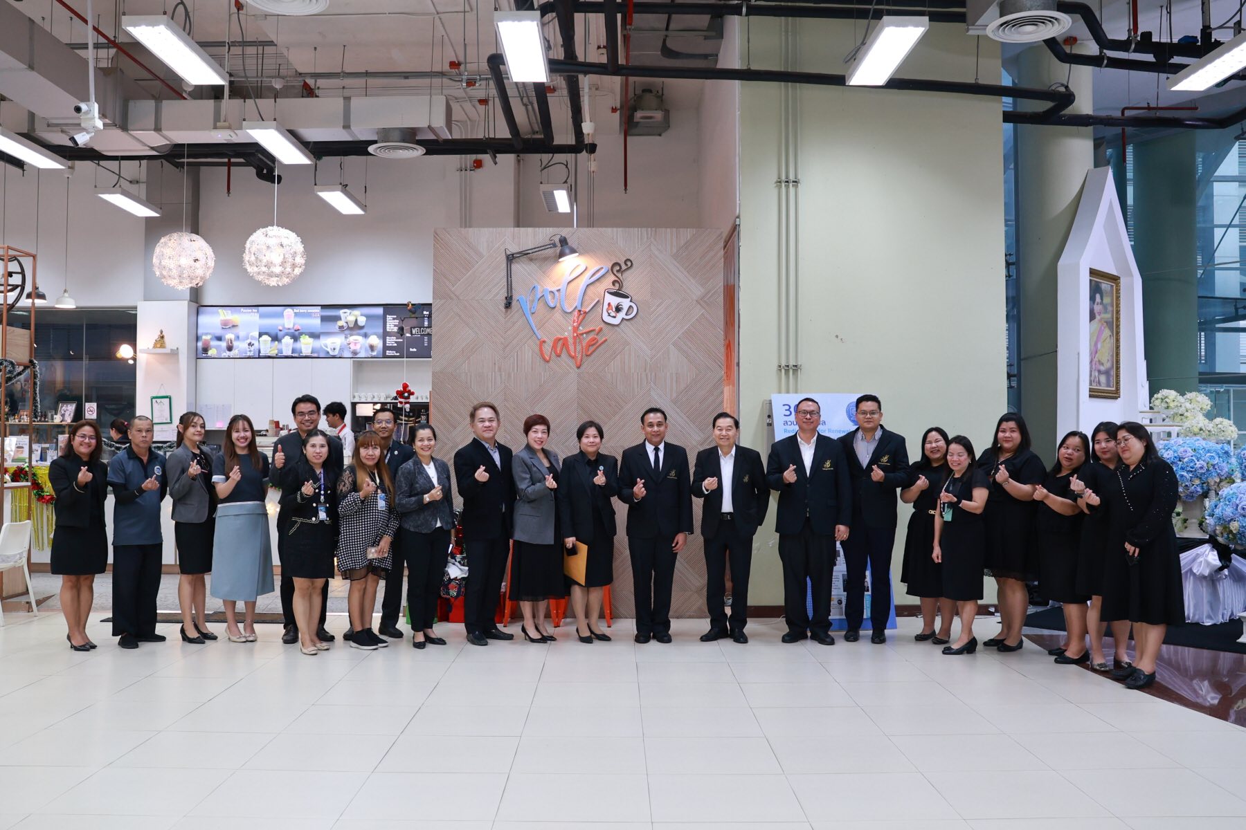 Read more about the article คณาจารย์ บุคลากร ศิษย์เก่าและนักศึกษาโรงเรียนกฎหมายและการเมือง เข้าร่วมกิจกรรม คุยสบาย ๆ…Life สาระ ครั้งที่ 401 หัวข้อ วันรัฐธรรมนูญ พบกับ อาจารย์ศักดา ศรีทิพย์ รองผู้อำนวยการสำนักกฎหมาย และ ผศ.สรศักดิ์ มั่นศิลป์ รองคณบดีโรงเรียนกฎหมายและการเมือง ณ Poll Café มหาวิทยาลัยสวนดุสิต เมื่อวันที่ 9 ธันวาคม 2568