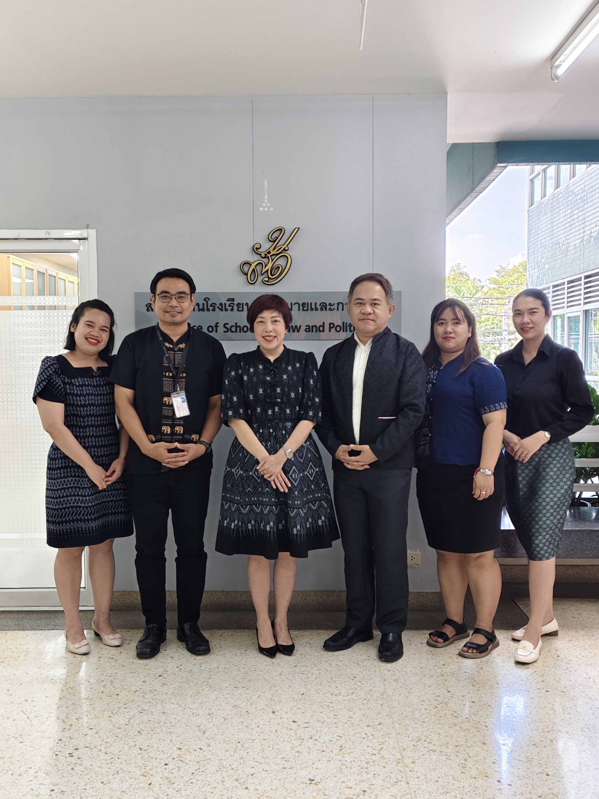 Read more about the article ผู้บริหาร คณาจารย์ และบุคลากร โรงเรียนกฎหมายและการเมือง ร่วมสวมใส่ผ้าไทยทุกวันพุธ เพื่อส่งเสริมการสร้างพลังทางวัฒนธรรม (soft power) ด้านแฟชั่นไทย